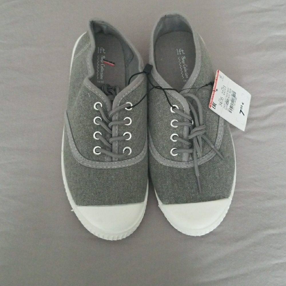 Boys size 3.5 sneakers